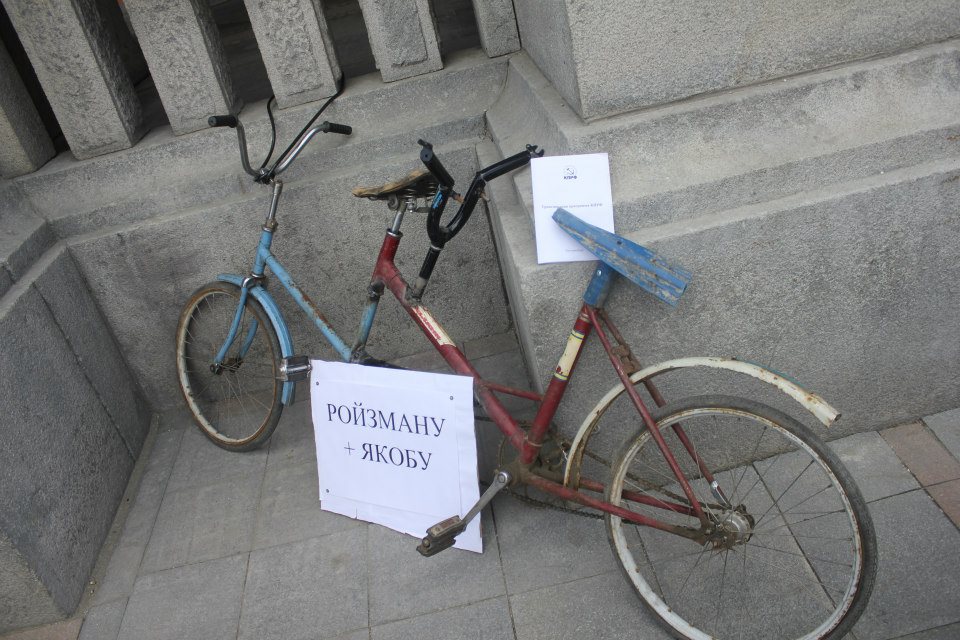 Куйвашеву и Холманских – по «Школьнику», Якобу с Ройзманом – велосипед-тандем! В Екатеринбурге прошел коммунистический велопробег - Фото 3