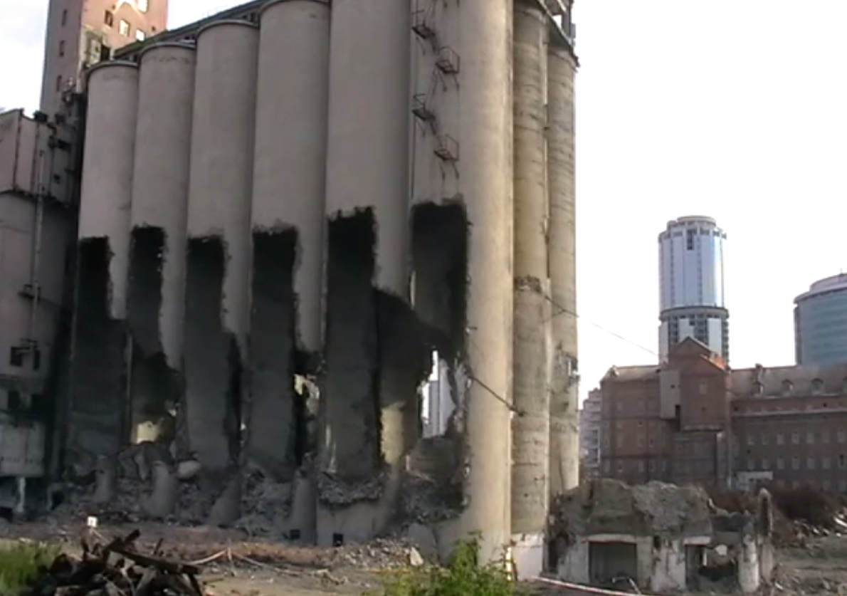 В Екатеринбурге снесли последнюю часть элеватора ЕМЗ - Фото 2