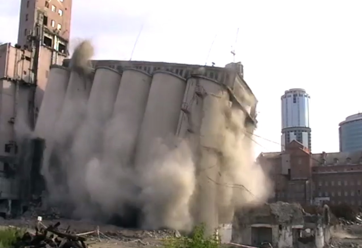 В Екатеринбурге снесли последнюю часть элеватора ЕМЗ - Фото 3