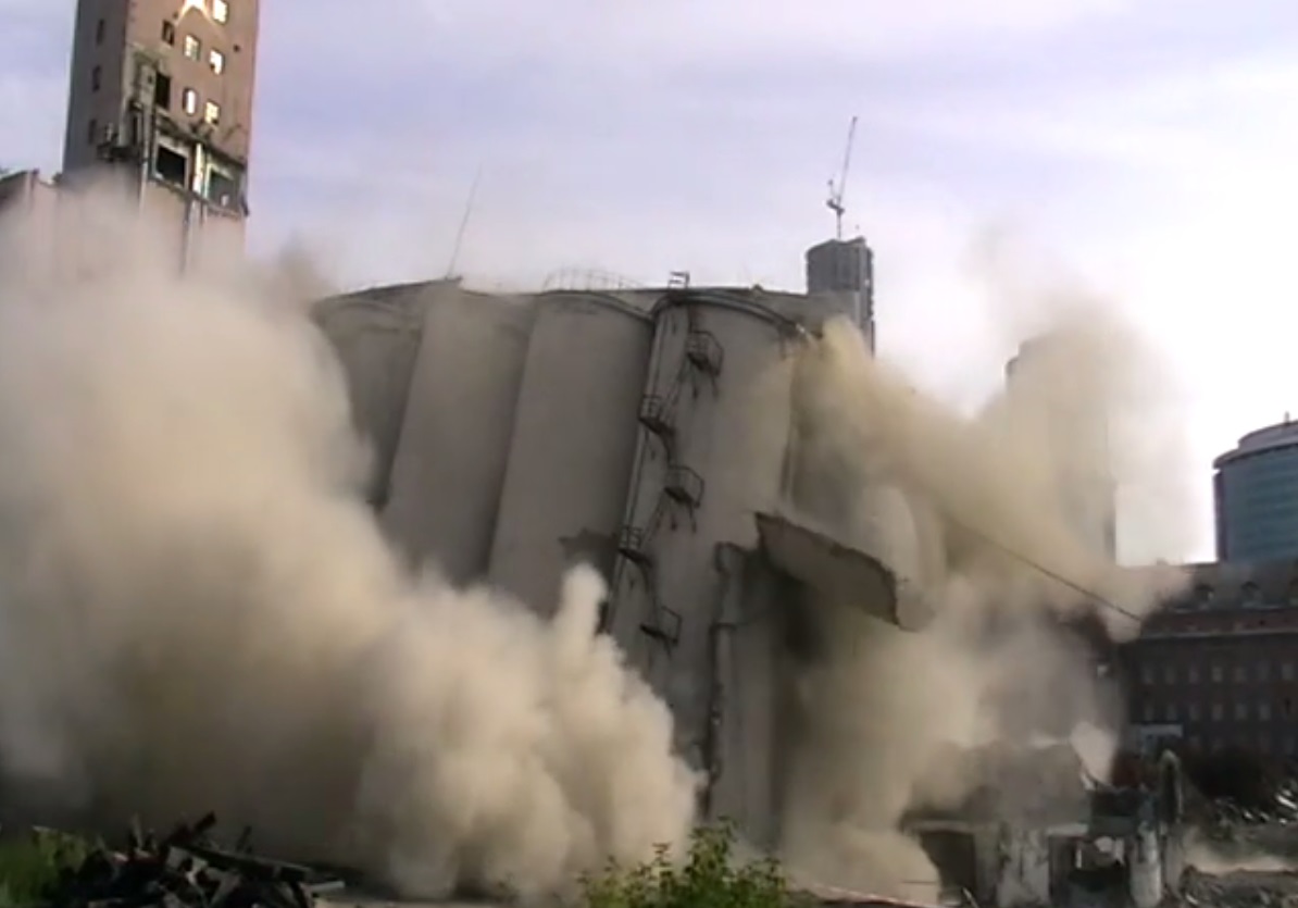 В Екатеринбурге снесли последнюю часть элеватора ЕМЗ - Фото 4