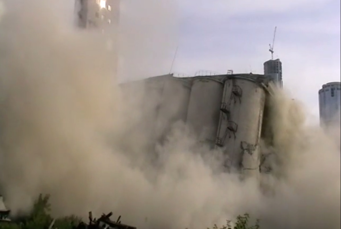 В Екатеринбурге снесли последнюю часть элеватора ЕМЗ - Фото 5