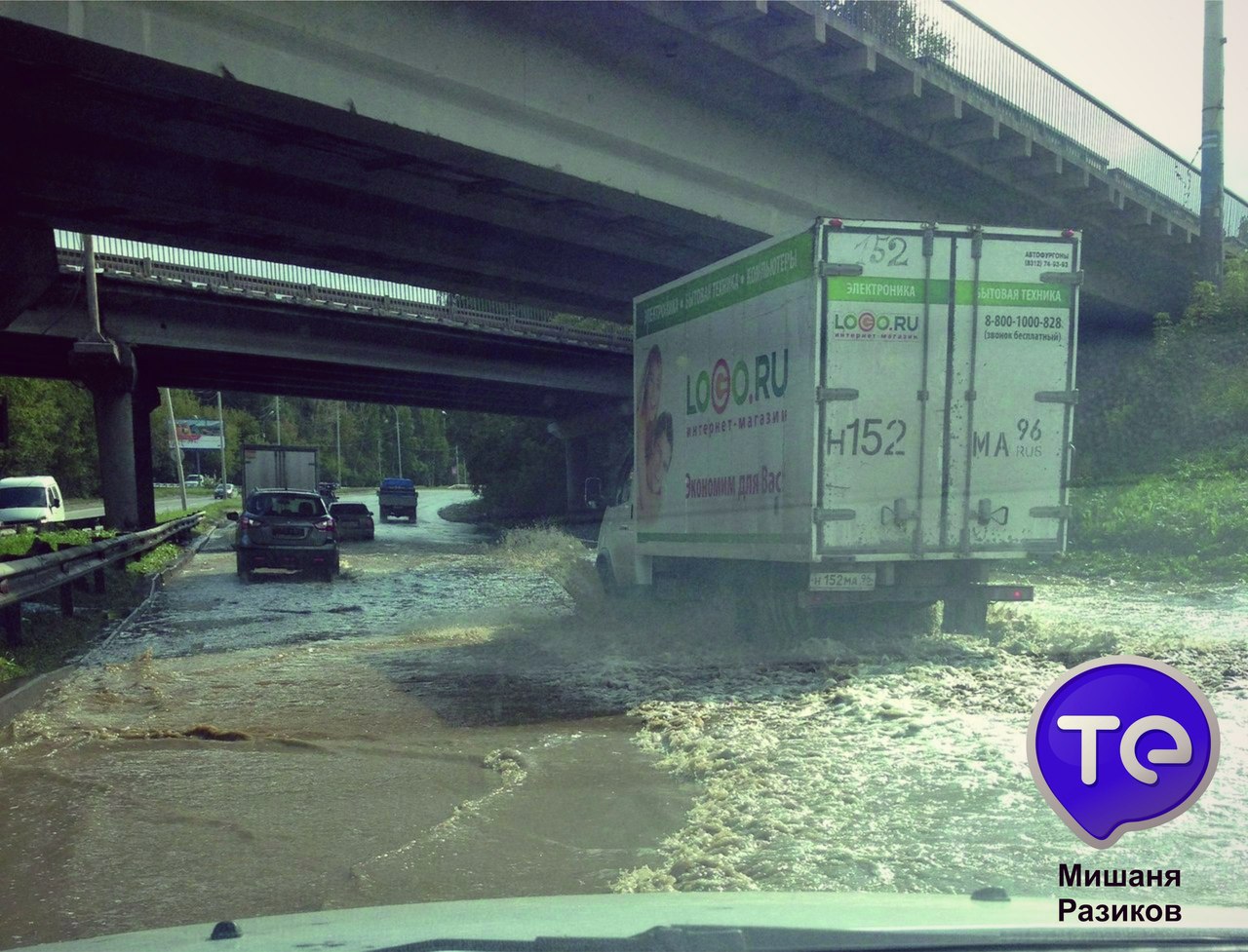 «Уральская Венеция»! Участок дороги на Шефской превратился в многоводную реку  - Фото 2