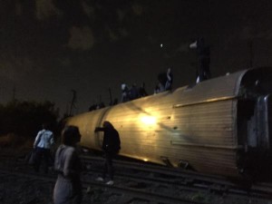 В США пассажирский поезд сошел с рельсов ФОТО - Фото 3