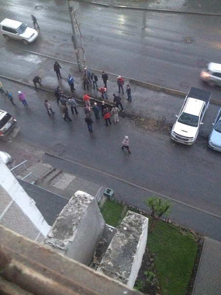 В Екатеринбурге автомобилисты вырыли бордюры, чтобы парковаться на тротуаре - Фото 3