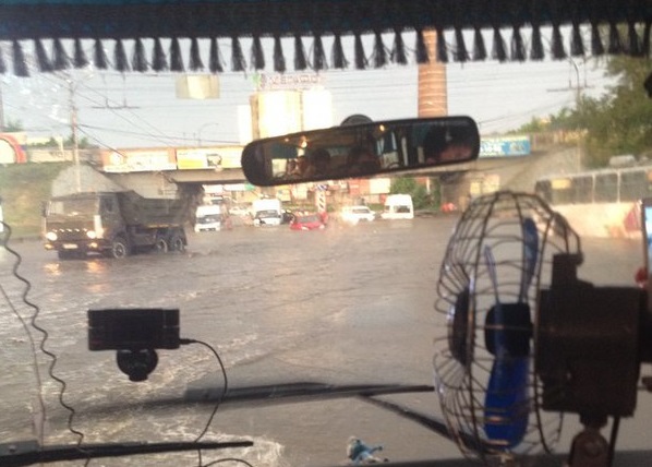 «Ужас, у машин скрывает колеса». Сильные дожди превратили центр Екатеринбурга в реку. ФОТО - Фото 2