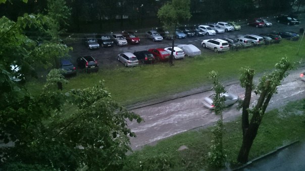 «Ужас, у машин скрывает колеса». Сильные дожди превратили центр Екатеринбурга в реку. ФОТО - Фото 10