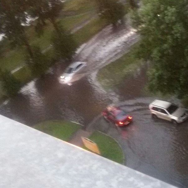 «Ужас, у машин скрывает колеса». Сильные дожди превратили центр Екатеринбурга в реку. ФОТО - Фото 11