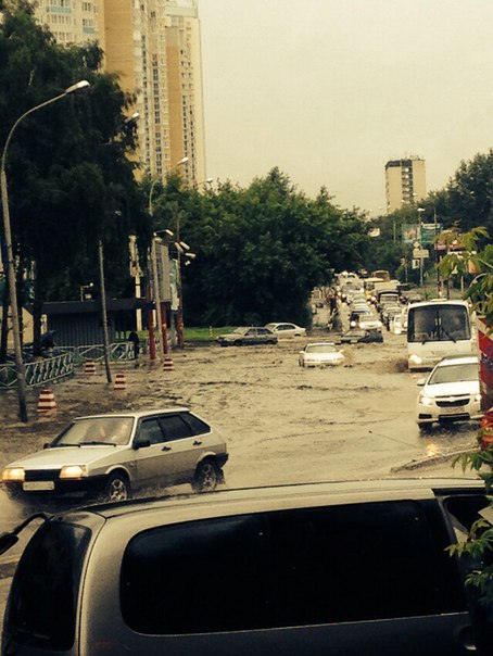 Затопленные улицы и коммерческие объекты. После сильных дождей Екатеринбург вновь ушел под воду. ФОТО - Фото 2