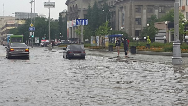 Затопленные улицы и коммерческие объекты. После сильных дождей Екатеринбург вновь ушел под воду. ФОТО - Фото 3