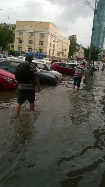 Затопленные улицы и коммерческие объекты. После сильных дождей Екатеринбург вновь ушел под воду. ФОТО - Фото 4