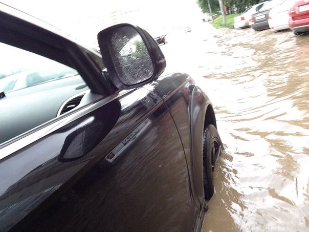 Затопленные улицы и коммерческие объекты. После сильных дождей Екатеринбург вновь ушел под воду. ФОТО - Фото 12