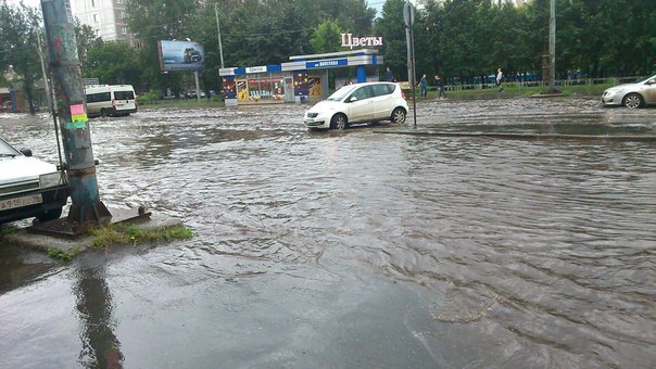 Затопленные улицы и коммерческие объекты. После сильных дождей Екатеринбург вновь ушел под воду. ФОТО - Фото 14
