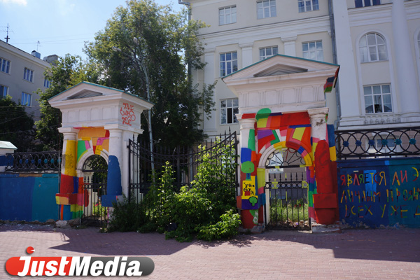 «Крась давай! Быстрей давай!» Уличные художники заигрались — раскрасили городской памятник во все цвета радуги - Фото 5