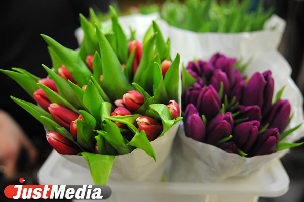 К 8 Марта екатеринбуржцы покупают парфюмерию и экзотические цветы - Фото 3