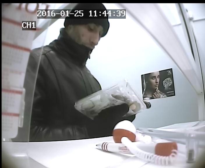 Полиция Екатеринбурга разыскивает неизвестного, совершившего разбойное нападение на ломбард. ФОТО  - Фото 2