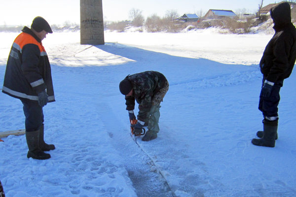 На Уфе начали пилить лед - Фото 2