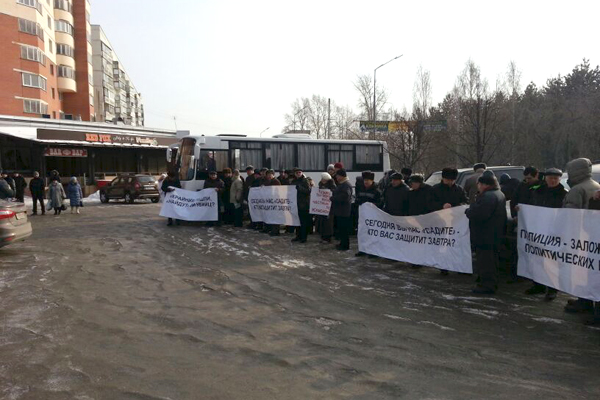 «Посадили за то, что призвал к порядку педофила». Ветераны ОВД протестуют против обвинительного приговора двум сотрудникам полиции Верхней Пышмы - Фото 2