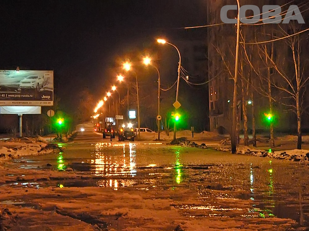 В Екатеринбурге затопило Ясную. Автолюбителям приходится искать пути объезда - Фото 2