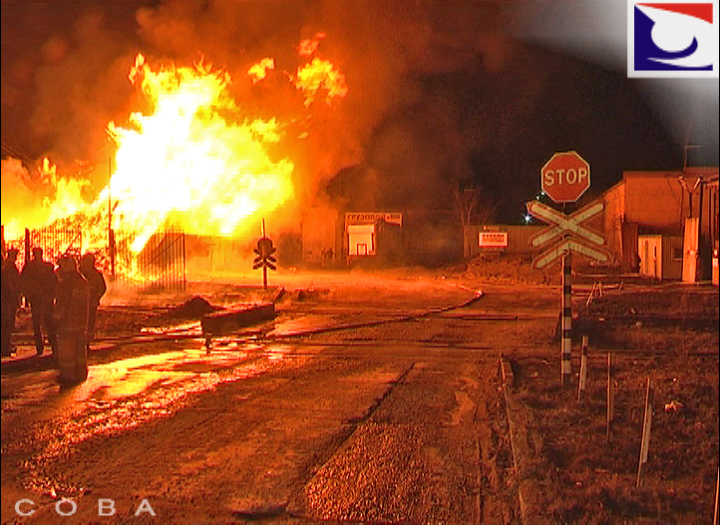 «Увидели пламя высотой с пятиэтажный дом». На улице Монтажников в Екатеринбурге горел склад с деревянными поддонами - Фото 2