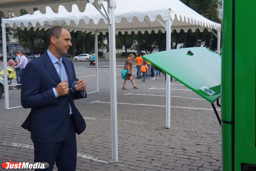 «Наверное, я и сам буду иногда на них ездить». Паслер и Якоб сделали круг по городу на новеньком зеленом МАЗе. ФОТО - Фото 6