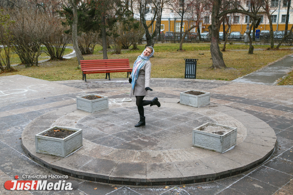 Надежда Ризаева, студентка: «Уральская зябкая погода – это отличный повод встречаться с друзьями, дарить близким тепло». В Екатеринбурге минус один градус. ФОТО, ВИДЕО - Фото 3