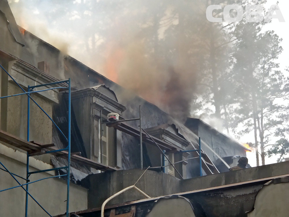 На Чусовском тракте полыхает дом! ФОТО - Фото 2