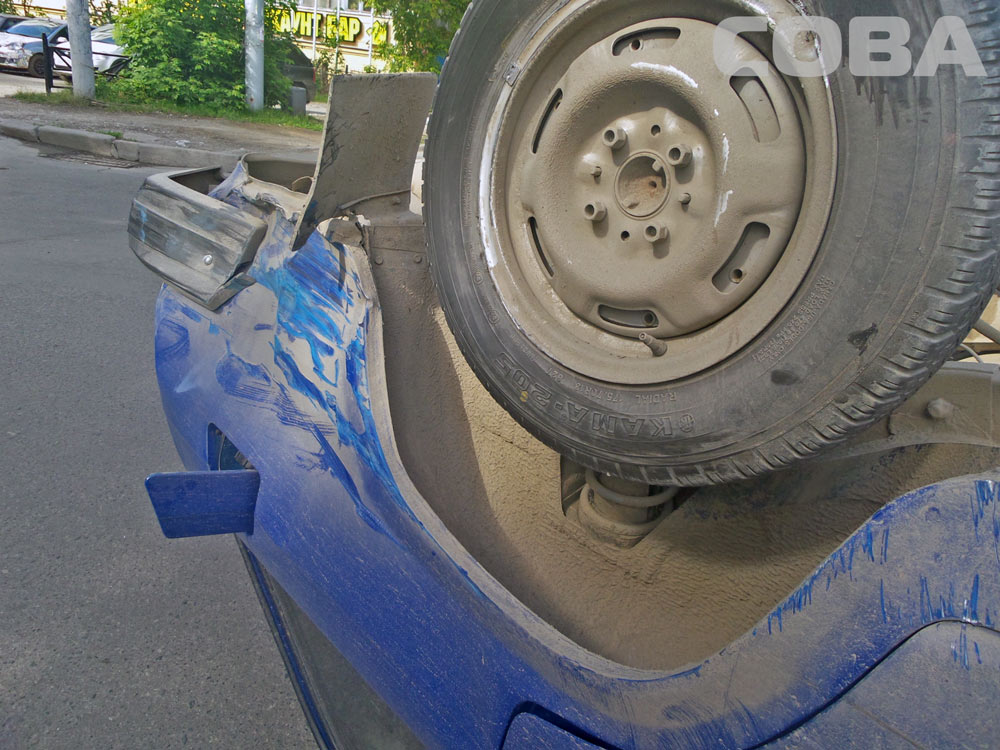 На перекрестке Малышева—Гагарина перевернулся ВАЗ-2104. Очевидцы утверждают, что водитель «четверки» выехал на красный свет - Фото 2