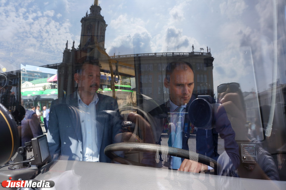 «Наверное, я и сам буду иногда на них ездить». Паслер и Якоб сделали круг по городу на новеньком зеленом МАЗе. ФОТО - Фото 3