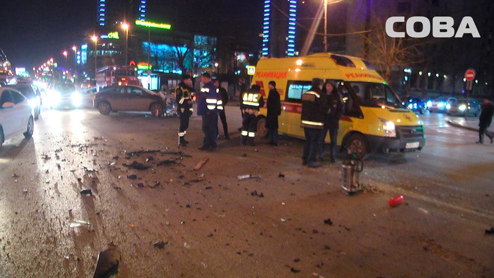 В центре Екатеринбурга в столкновении с Opel перевернулась пожарная машина, спешившая на выезд. ФОТО - Фото 3