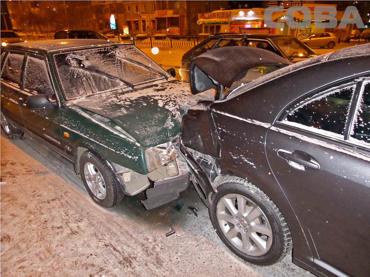 В Екатеринбурге водитель ВАЗа «догнал» «Тойоту», которая остановилась на перекрестке - Фото 3