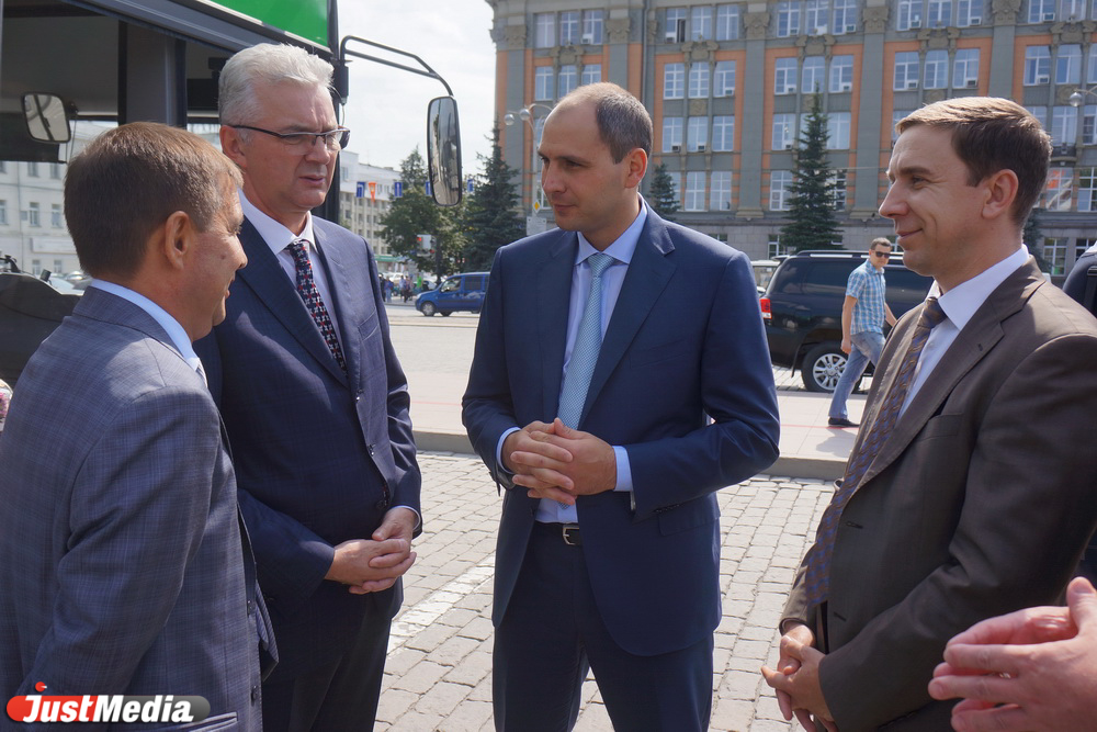 «Наверное, я и сам буду иногда на них ездить». Паслер и Якоб сделали круг по городу на новеньком зеленом МАЗе. ФОТО - Фото 4