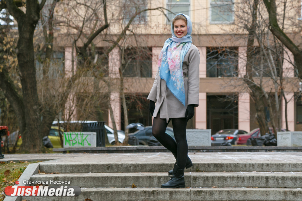 Надежда Ризаева, студентка: «Уральская зябкая погода – это отличный повод встречаться с друзьями, дарить близким тепло». В Екатеринбурге минус один градус. ФОТО, ВИДЕО - Фото 4