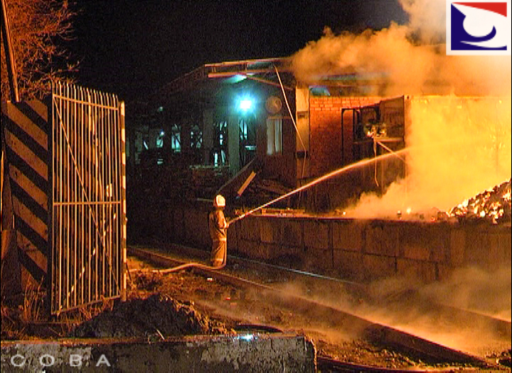 «Увидели пламя высотой с пятиэтажный дом». На улице Монтажников в Екатеринбурге горел склад с деревянными поддонами - Фото 4