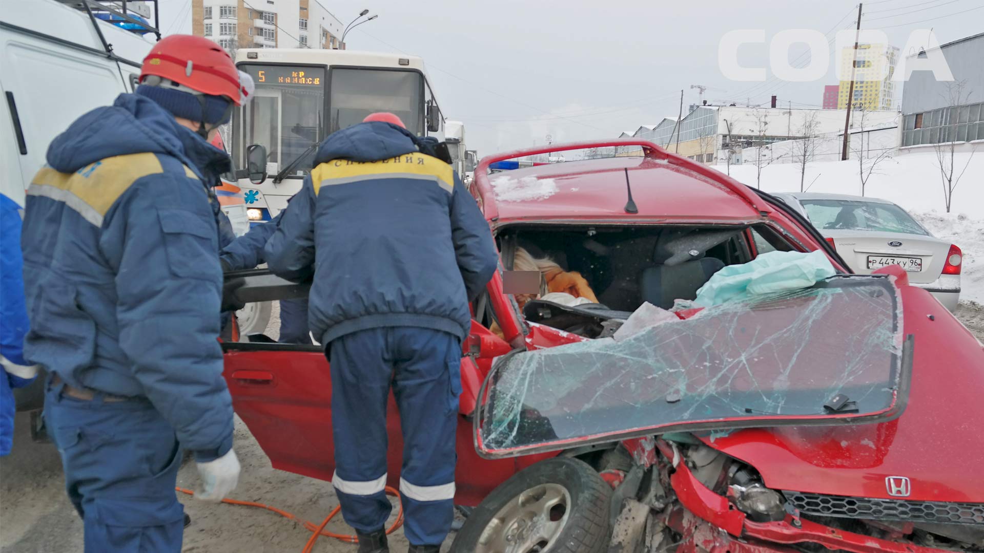На Восточной легковушка заехала под автобус - Фото 3