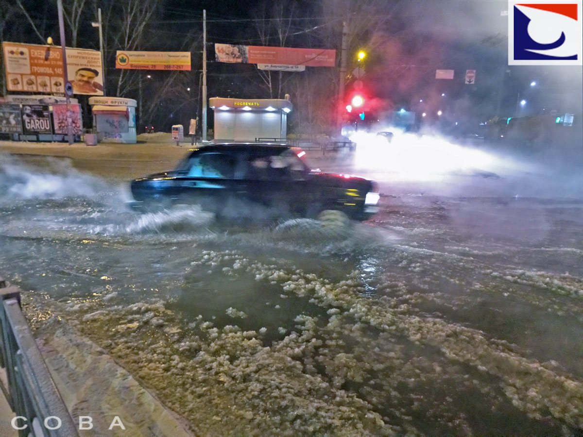 В Екатеринбурге ночью на Амундсена из-под земли бил фонтан холодной воды - Фото 5