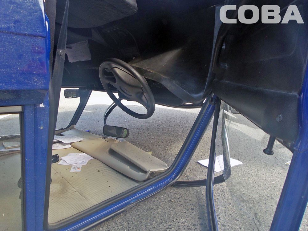 На перекрестке Малышева—Гагарина перевернулся ВАЗ-2104. Очевидцы утверждают, что водитель «четверки» выехал на красный свет - Фото 4