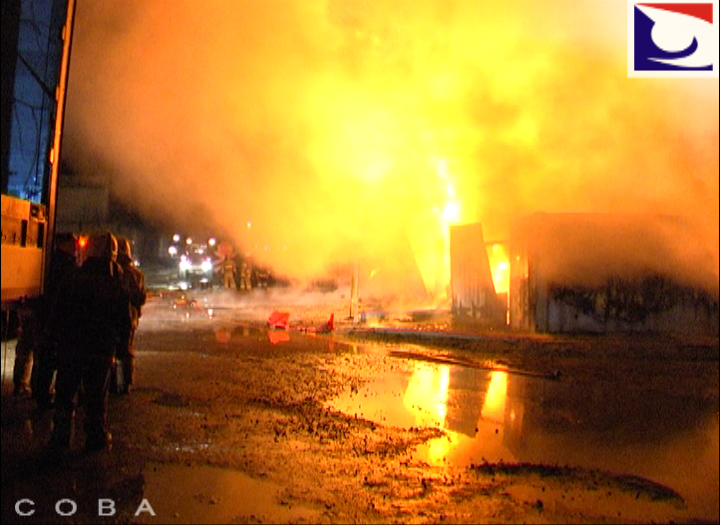 «Увидели пламя высотой с пятиэтажный дом». На улице Монтажников в Екатеринбурге горел склад с деревянными поддонами - Фото 5