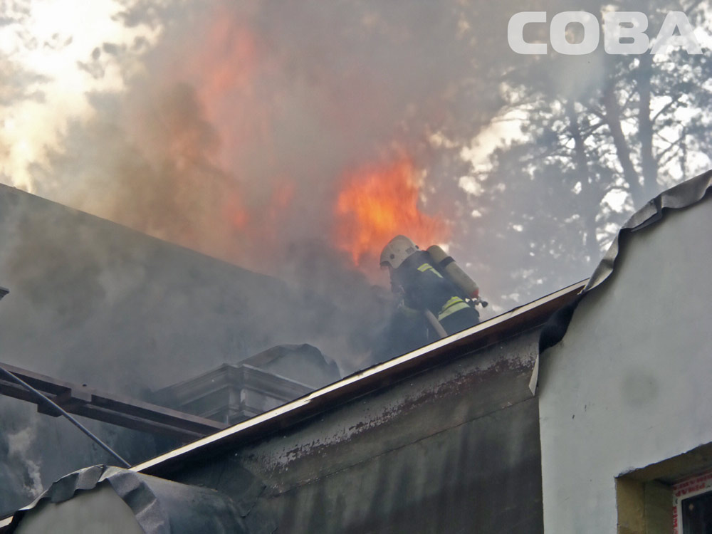 На Чусовском тракте полыхает дом! ФОТО - Фото 4