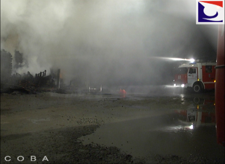 «Увидели пламя высотой с пятиэтажный дом». На улице Монтажников в Екатеринбурге горел склад с деревянными поддонами - Фото 6