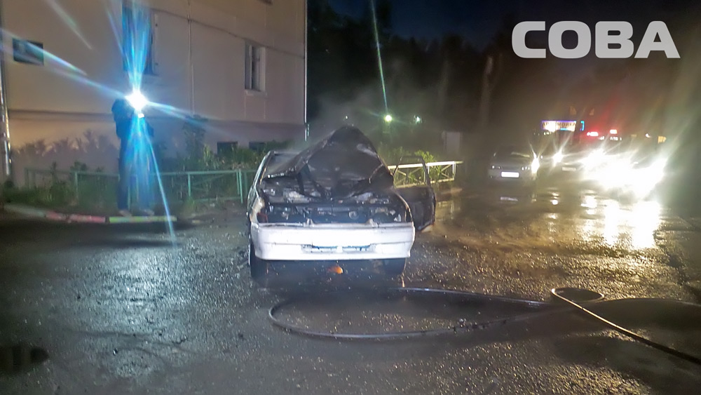В Екатеринбурге минувшей ночью неизвестные подожгли автомобиль возле МЕГИ - Фото 2
