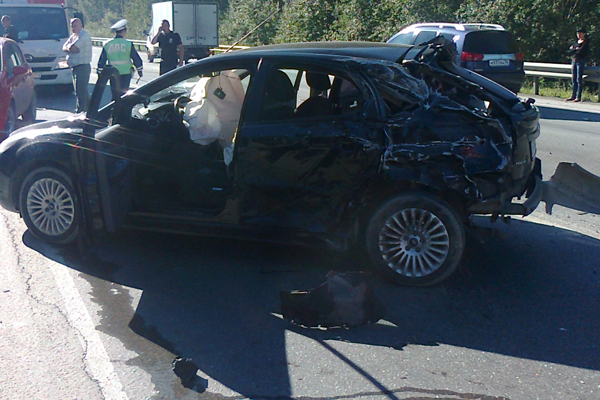 На ЕКАДе бензовоз столкнулся с тремя легковушками. Пострадали четыре человека - Фото 2