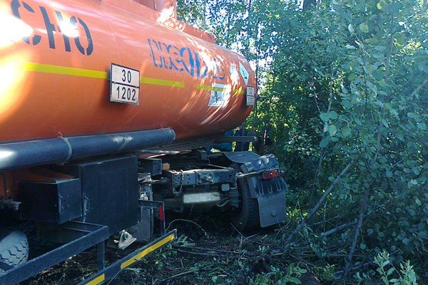 На ЕКАДе бензовоз столкнулся с тремя легковушками. Пострадали четыре человека - Фото 3