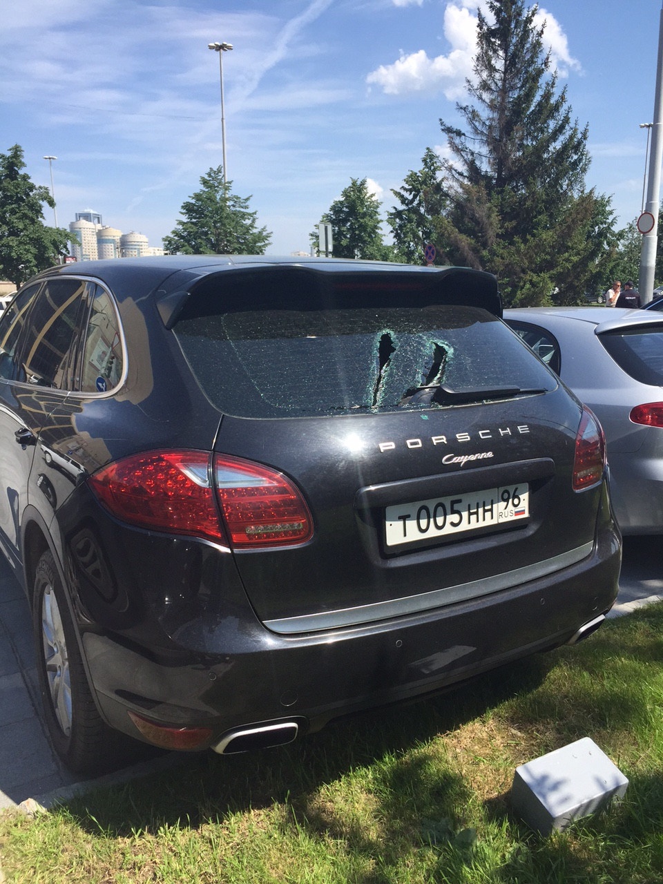 Мужик в камуфляже разбил Mersedes депутата Конькова и избил полицейского. ФОТО - Фото 2