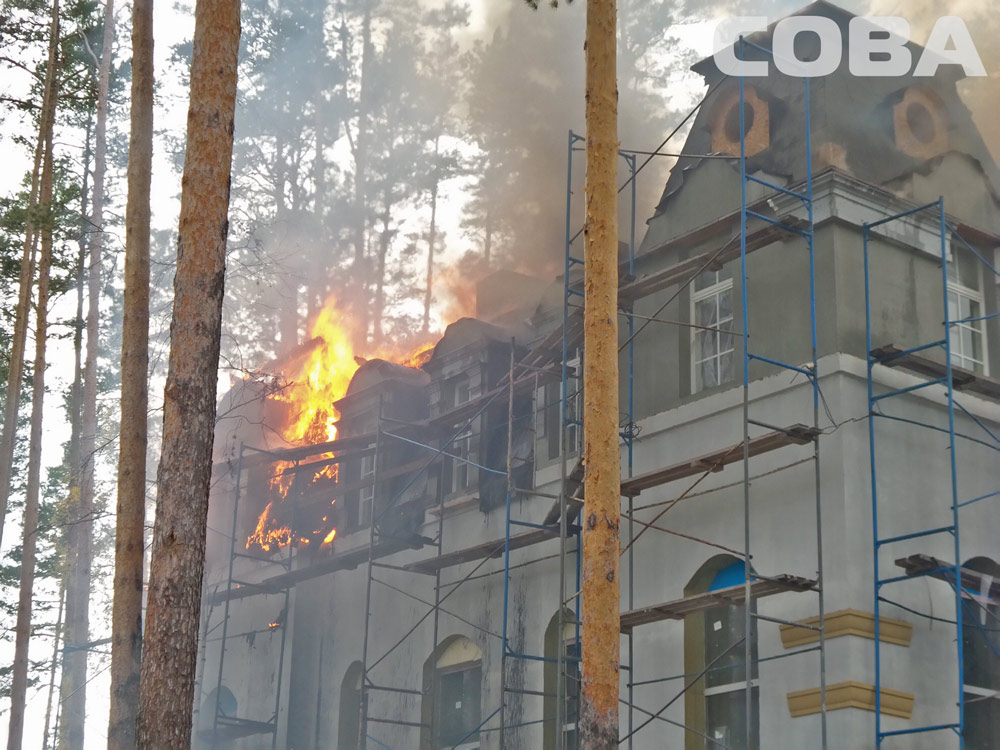 На Чусовском тракте полыхает дом! ФОТО - Фото 3