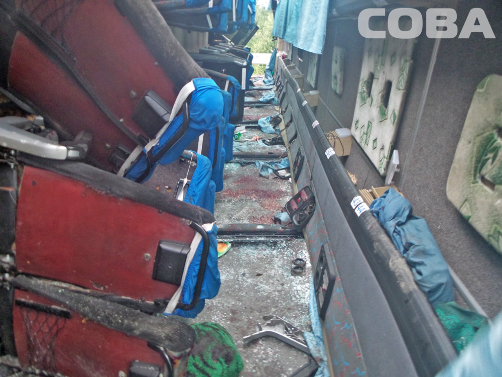 Автобус на боку проехал несколько десятков метров. Число пострадавших в ДТП под Нижним Тагилом достигло 27 человек. ФОТО - Фото 11