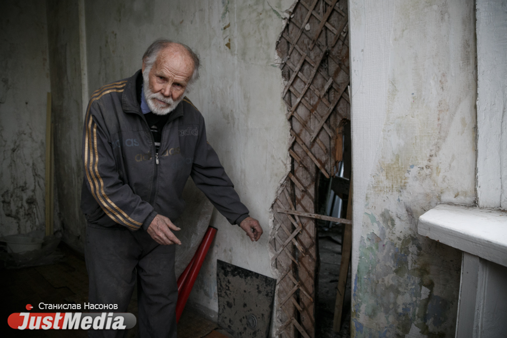 «Ничего страшного, я вытру. Лишь бы скорее крышу починили». В Городке чекистов начала течь кровля за 900 тысяч рублей. ФОТО, ВИДЕО - Фото 9