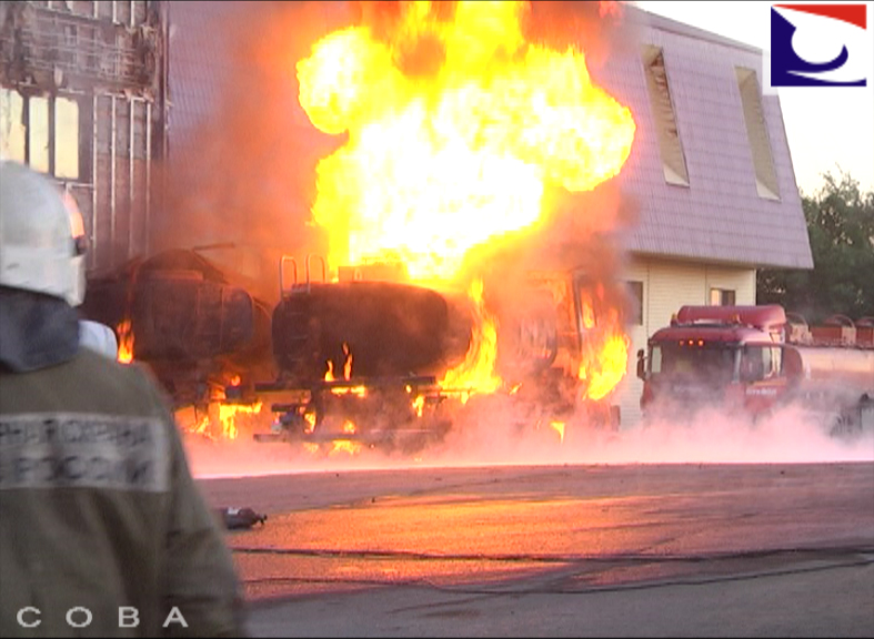 На Сибирском тракте сгорели бензовоз и прицеп-цистерна - Фото 4