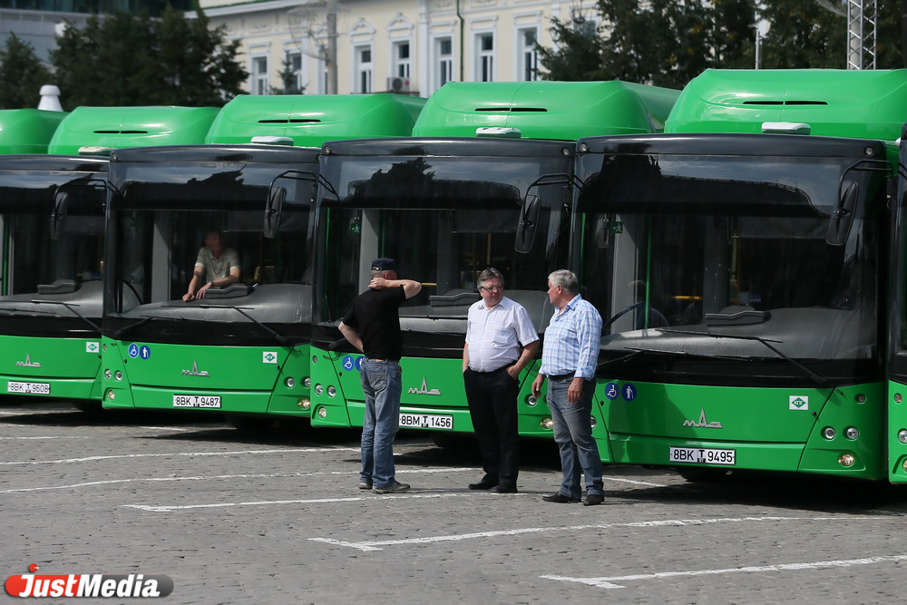 «Наверное, я и сам буду иногда на них ездить». Паслер и Якоб сделали круг по городу на новеньком зеленом МАЗе. ФОТО - Фото 2
