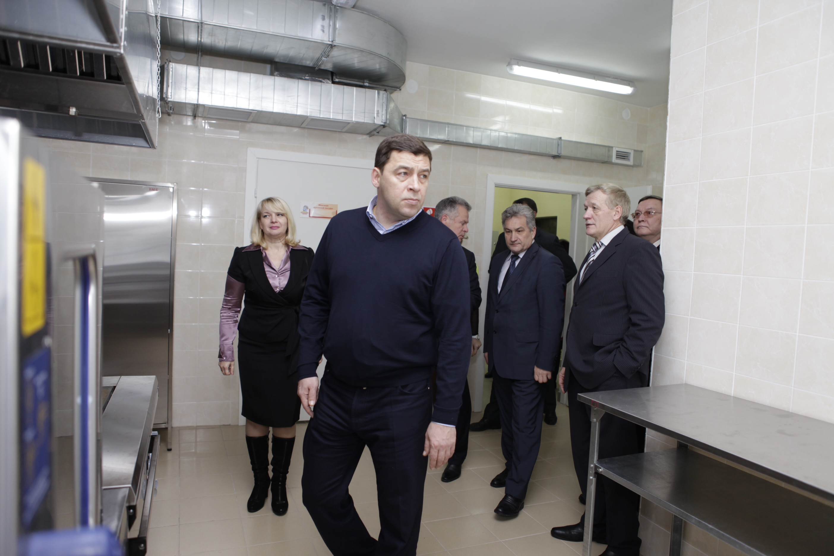 В субботу губернатор приоделся и встретился с «образцовым» мэром - Фото 3