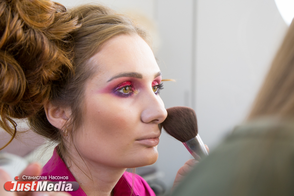  «Я крашу губы гуталином». Создаем актуальный лук на Хэллоуин со стилистами. ВИДЕОИНСТРУКЦИЯ - Фото 27